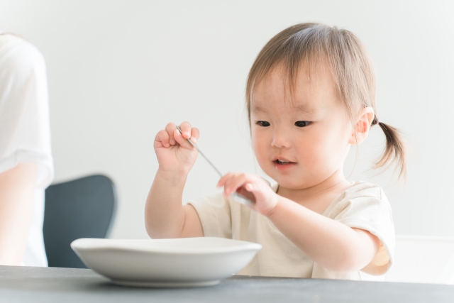 おいしそうに食べる子供